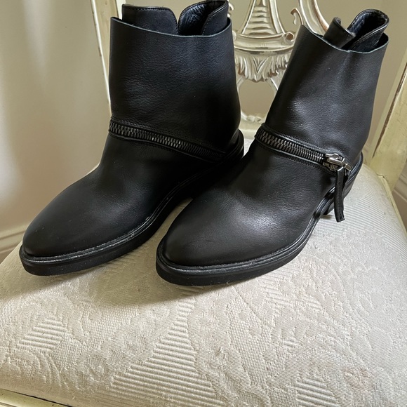 Black Leather Italian Ankle Boots with hidden wedge at Heel 3’ - Picture 2 of 5